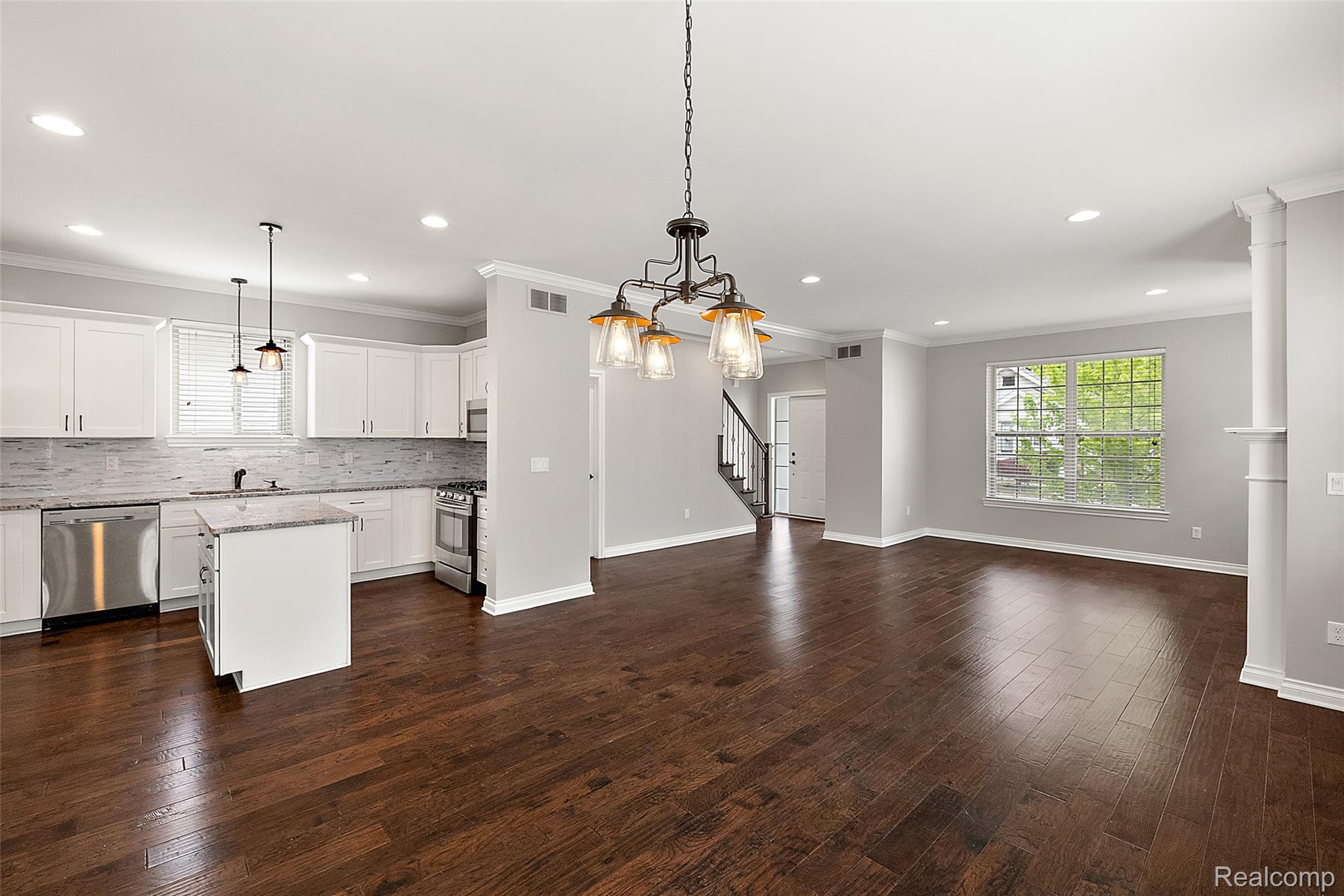 215 La Plaza Court
