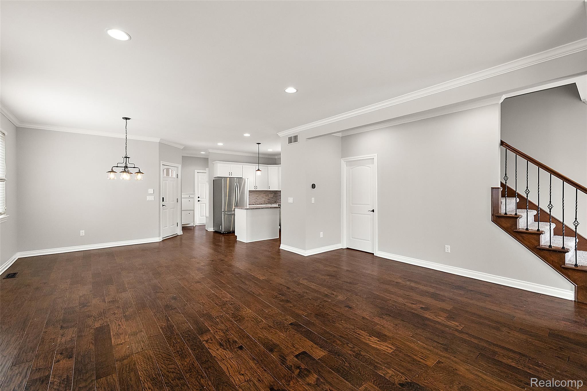 215 La Plaza Court