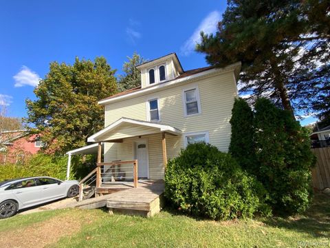 914 N Main Street Lapeer City MI 48446