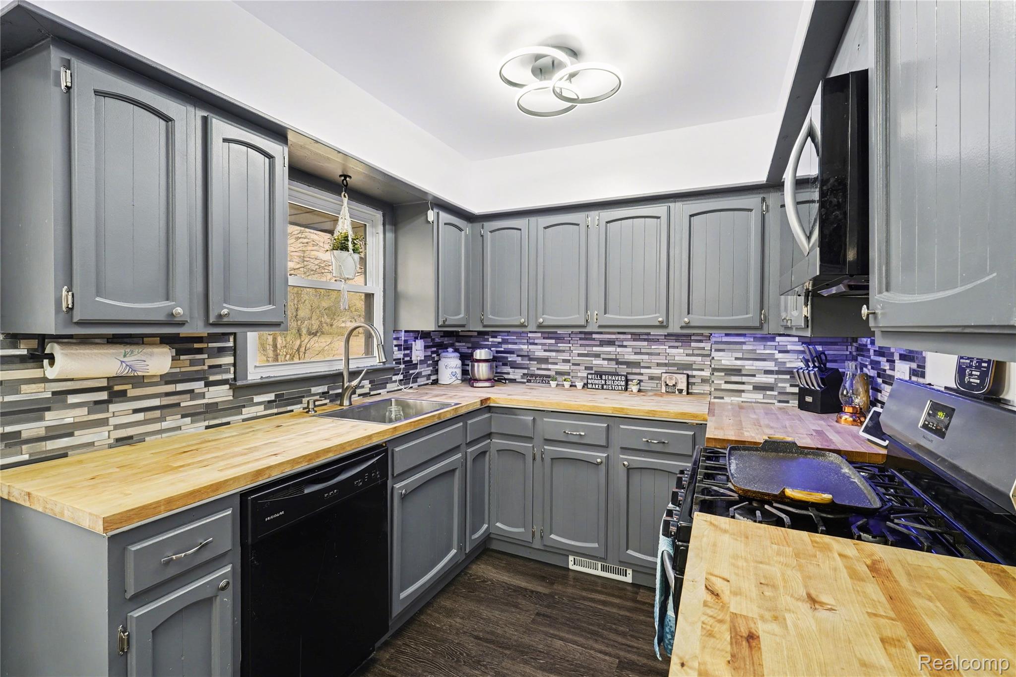 633 N Adelaide Street