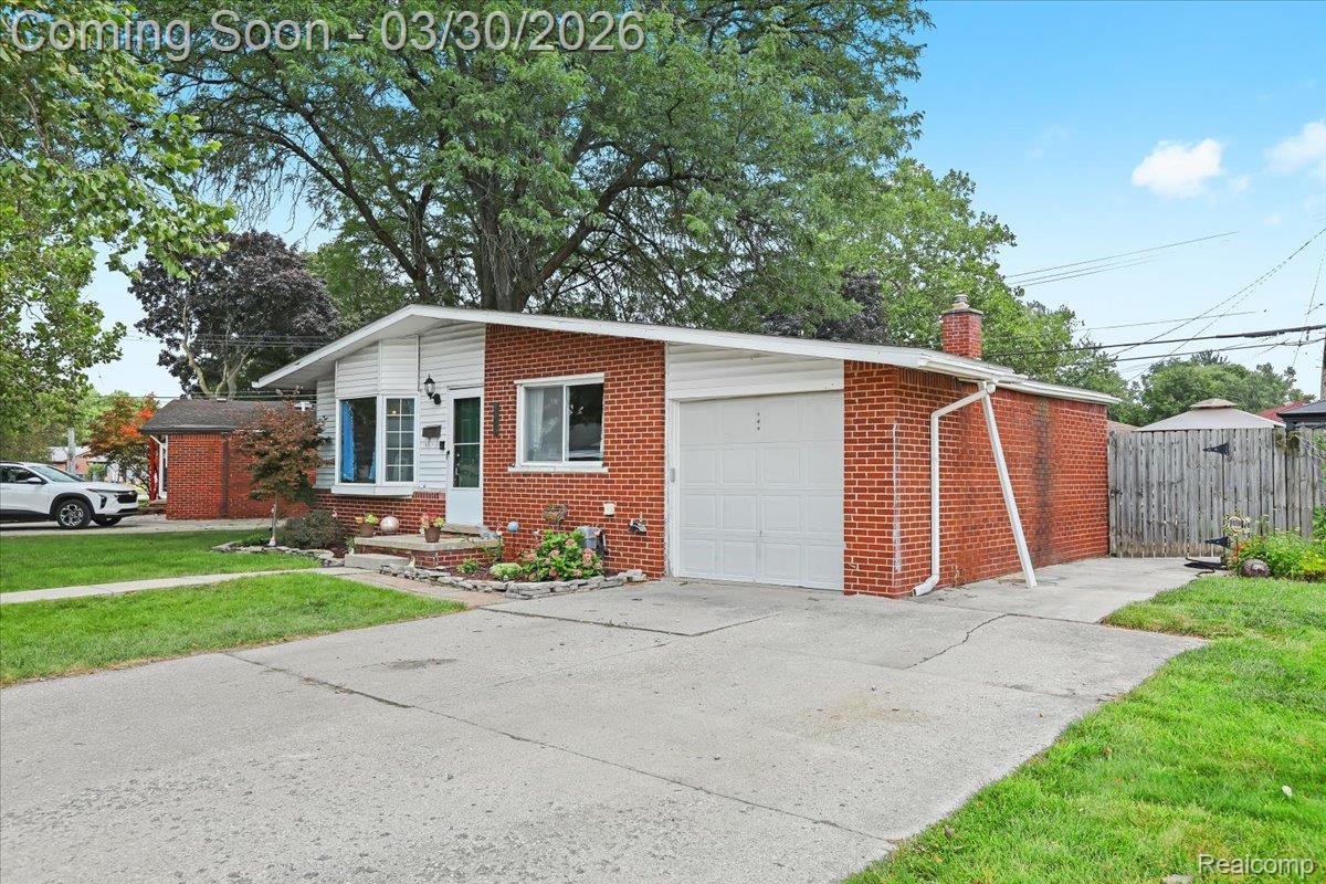 8346 Hillcrest Boulevard