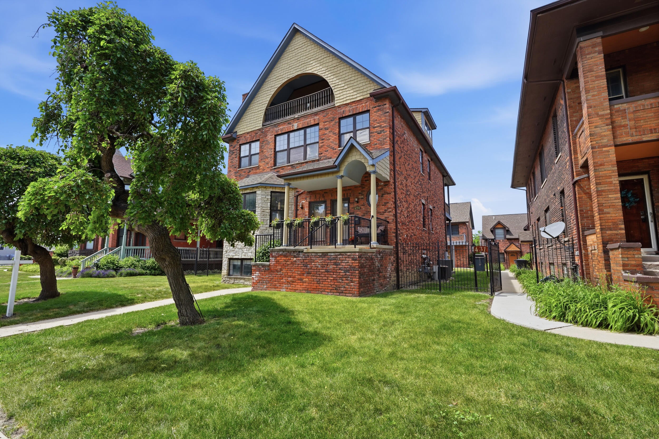 429 E Ferry Street #8
