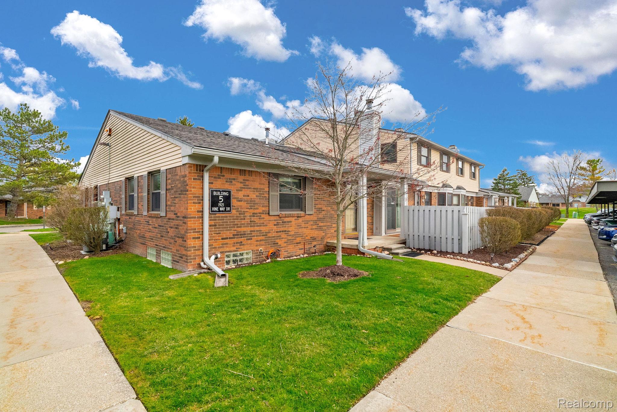 1921 Vine Way Drive 35