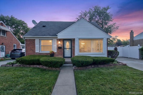 8063 PELHAM RD, ALLEN PARK, MI 48101 - Image cdb34a5dcda937dd613fd0555e2f1ac5/3256714796