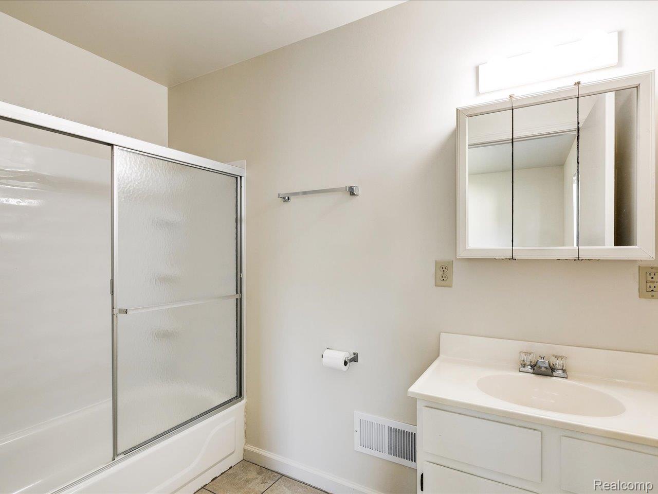 Port Huron City, Michigan 48060, United States, 3 Bedrooms Bedrooms, ,2 BathroomsBathrooms,Residential,Pending,166130