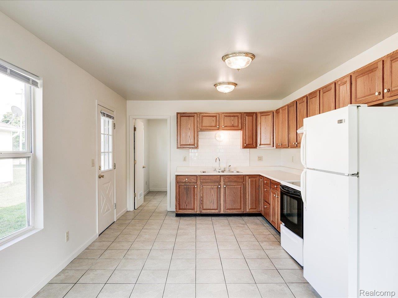 Port Huron City, Michigan 48060, United States, 3 Bedrooms Bedrooms, ,2 BathroomsBathrooms,Residential,Pending,166130