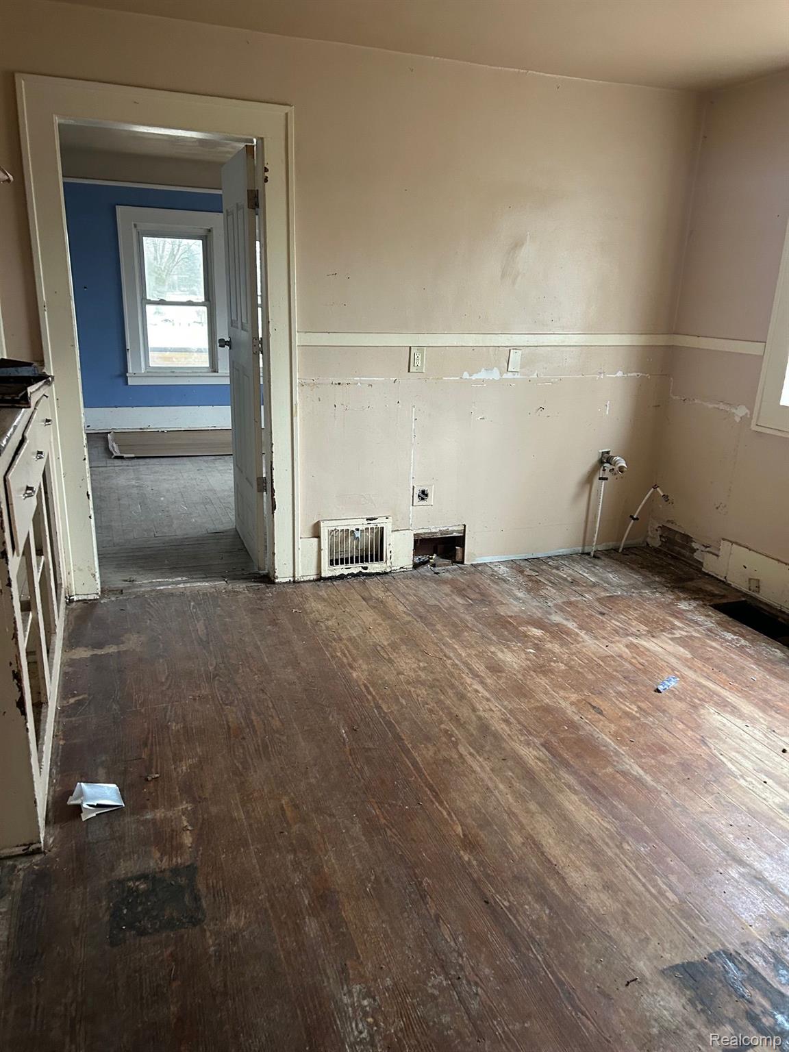 9195 N CANTON CENTER Road