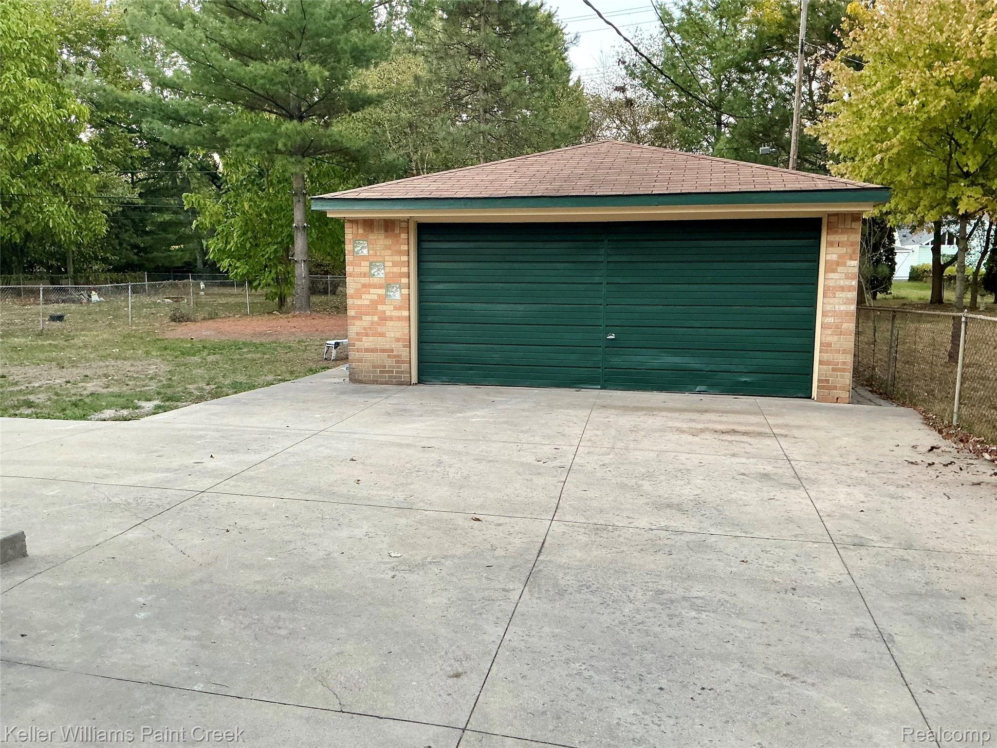 925 E 14 Mile Road