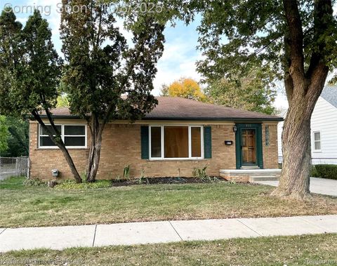 Photo of 925 E 14 Mile Road, Clawson City, MI 48017 (MLS # 20251042903)