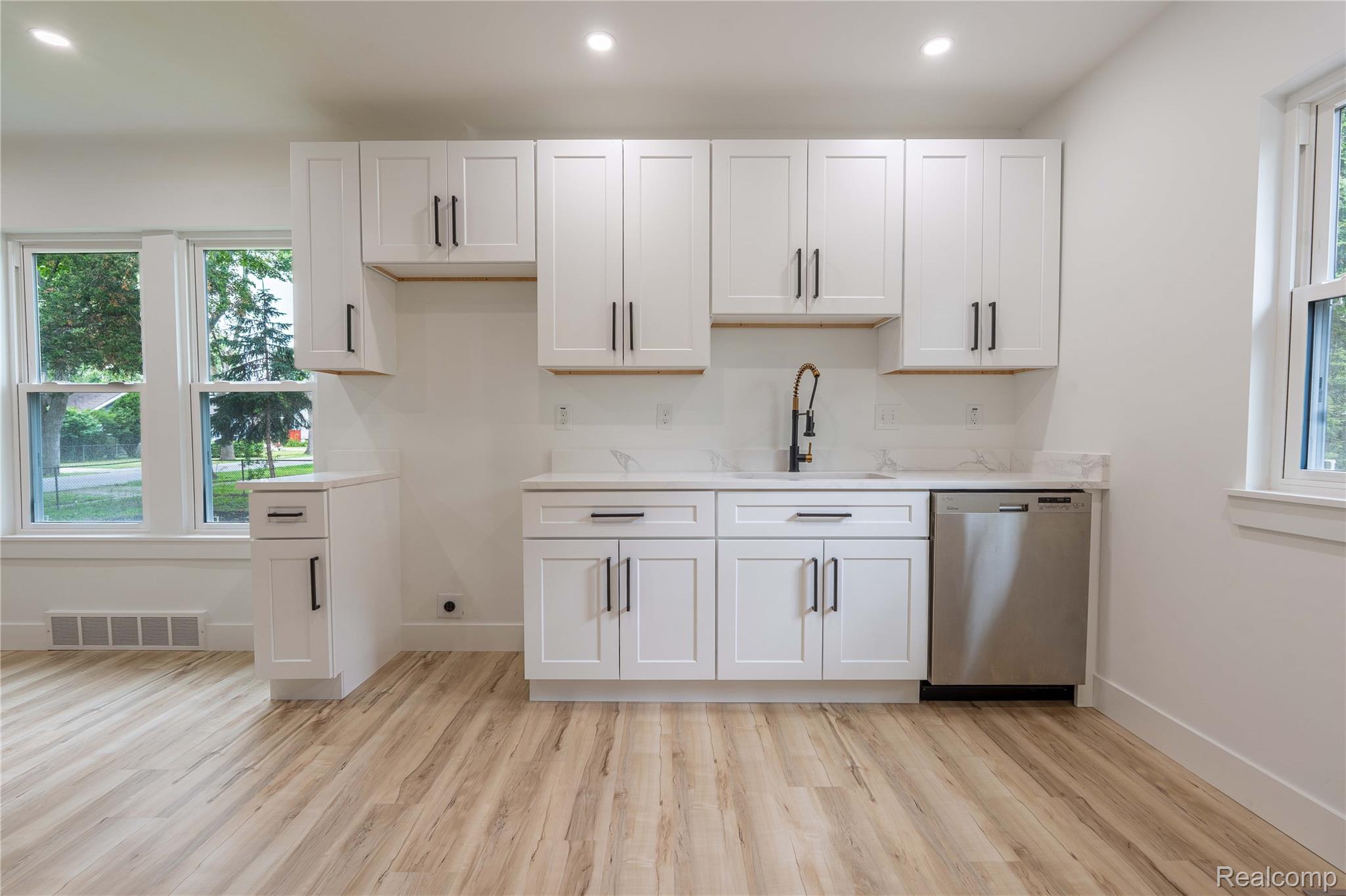 Southfield City, Michigan 48076, United States, 3 Bedrooms Bedrooms, ,1 BathroomBathrooms,Residential,Active,161616