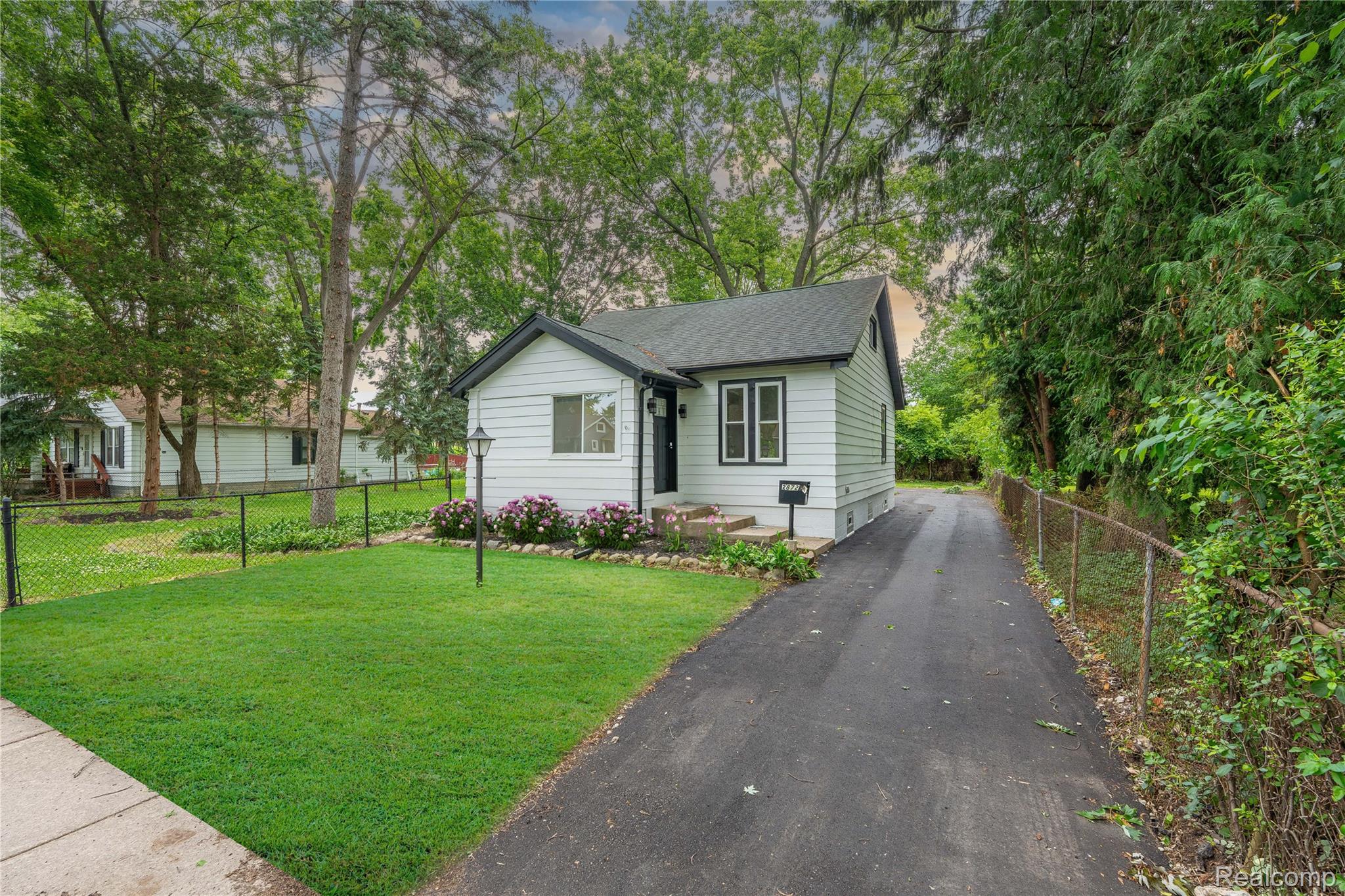 Southfield City, Michigan 48076, United States, 3 Bedrooms Bedrooms, ,1 BathroomBathrooms,Residential,Active,161616