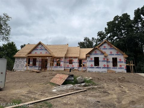 2323 Canterwood Highland Charter Township MI 48357