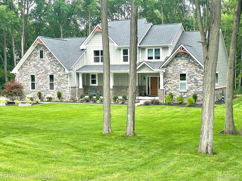 2323 Canterwood Highland Charter Township MI 48357