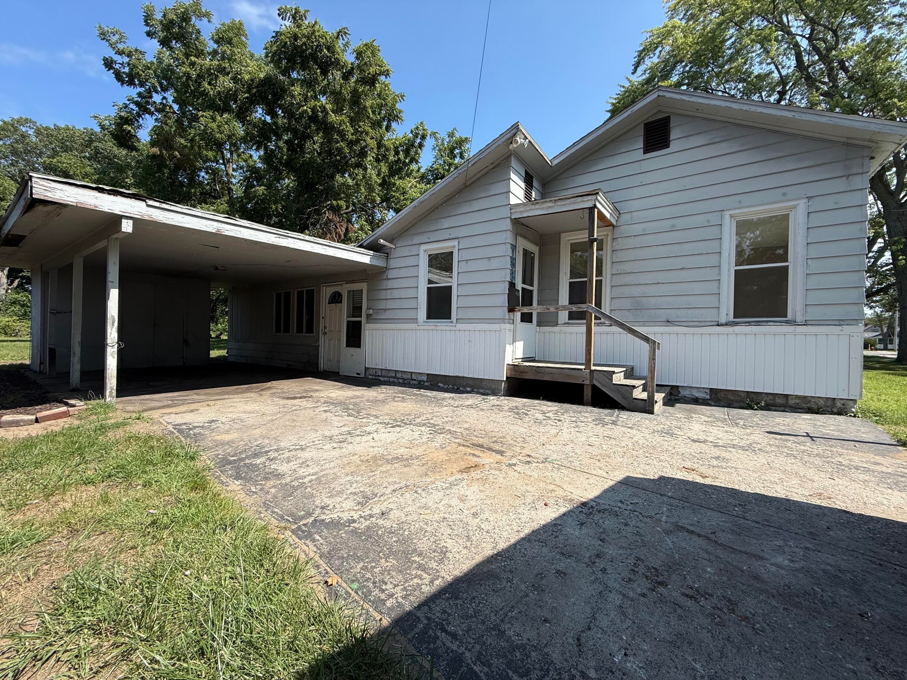 758 Oak Avenue