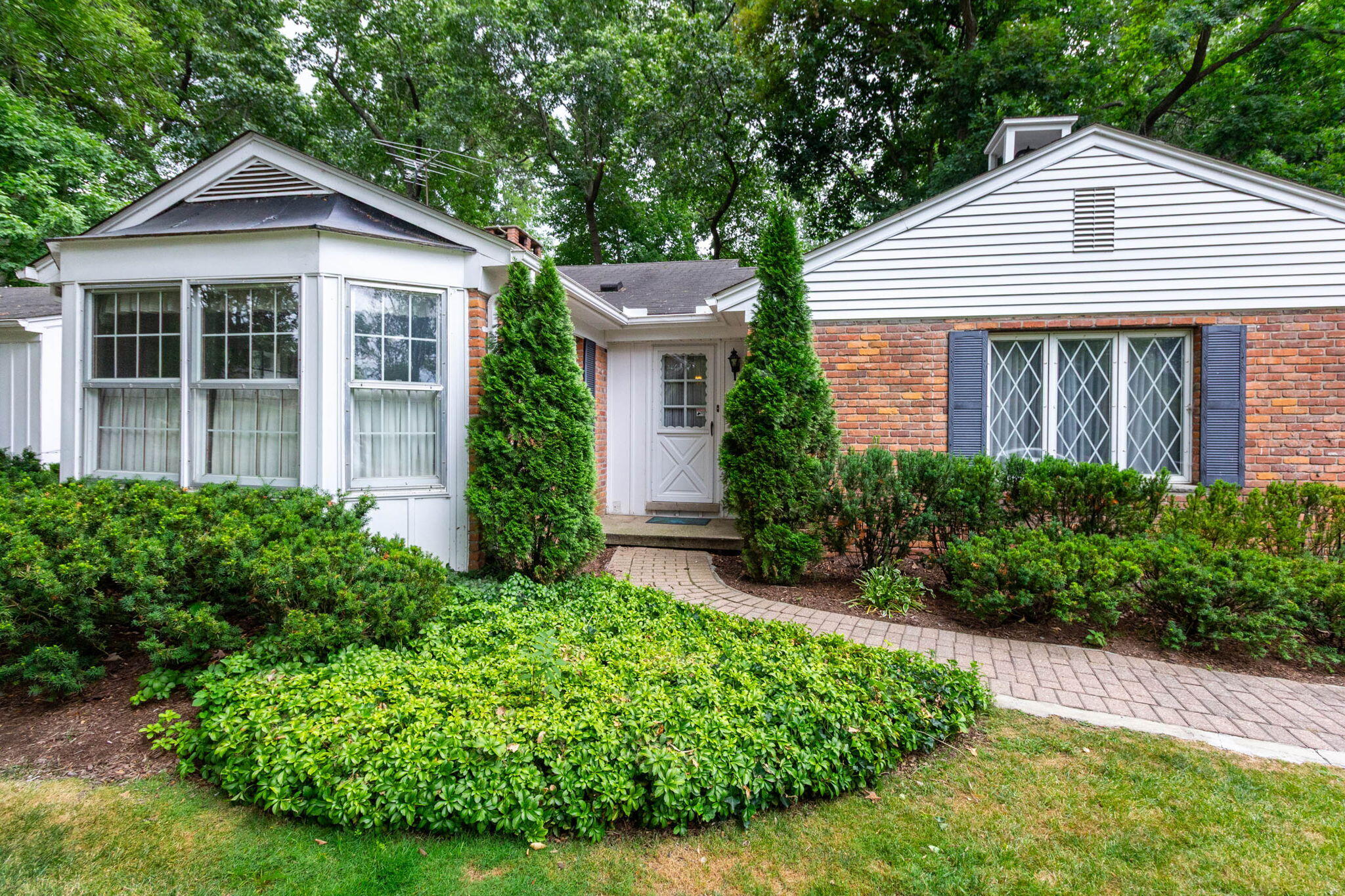 3903 Oakhills Drive