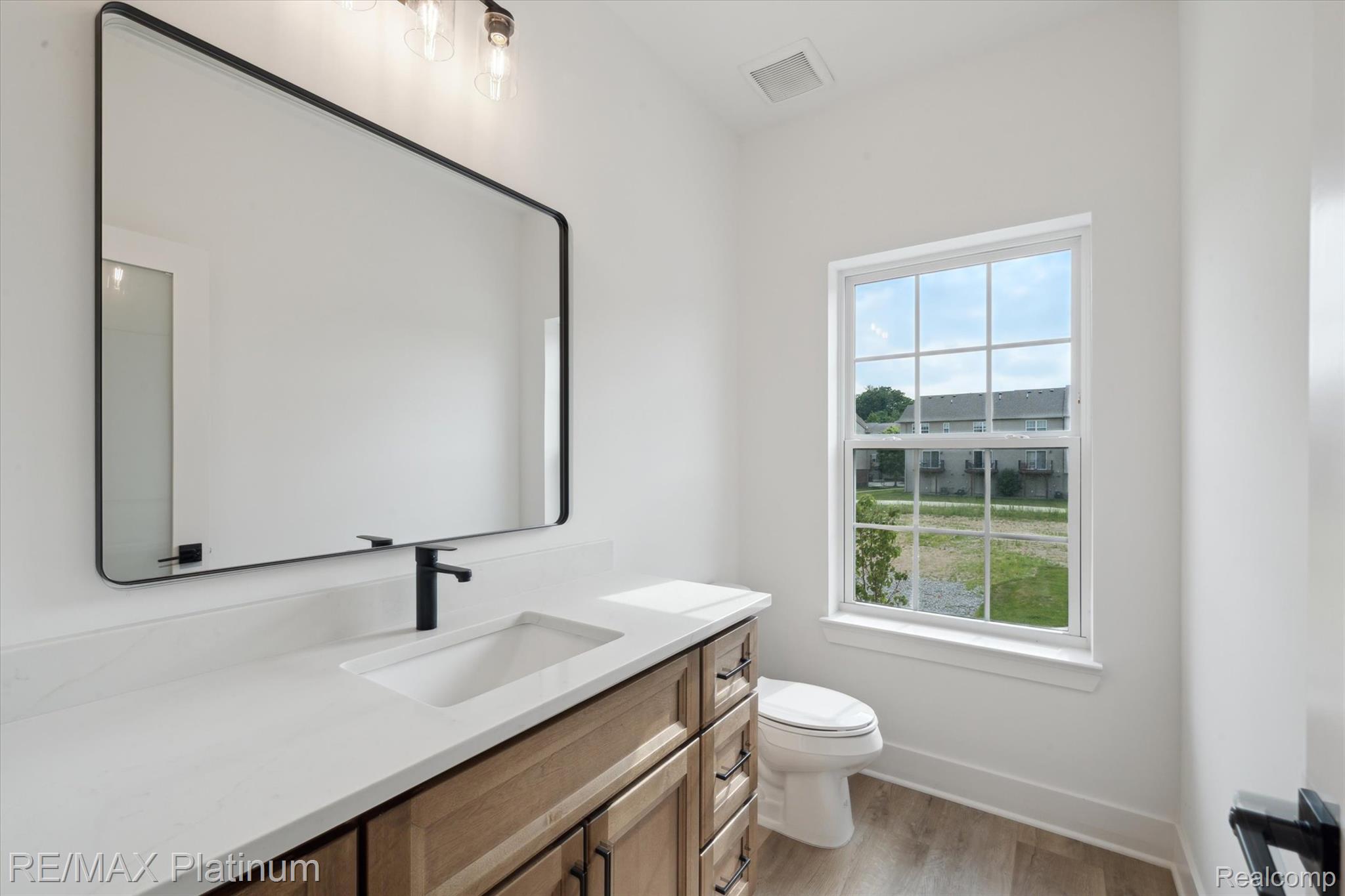 1689 Pinecroft Lane