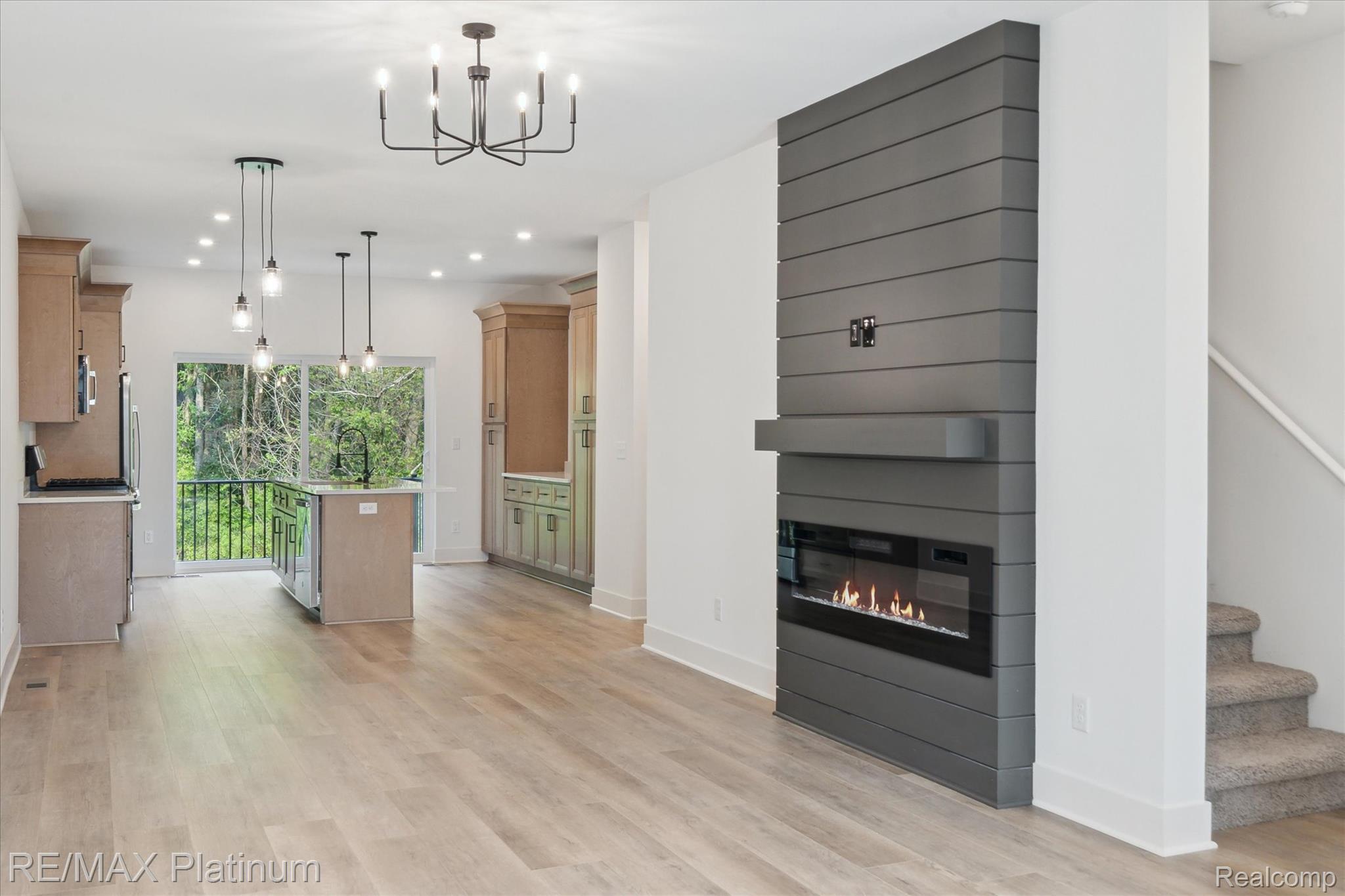 1689 Pinecroft Lane
