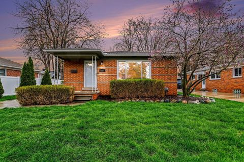 Photo of 1015 Englewood Avenue, Royal Oak City, MI 48073 (MLS # 81026016342)
