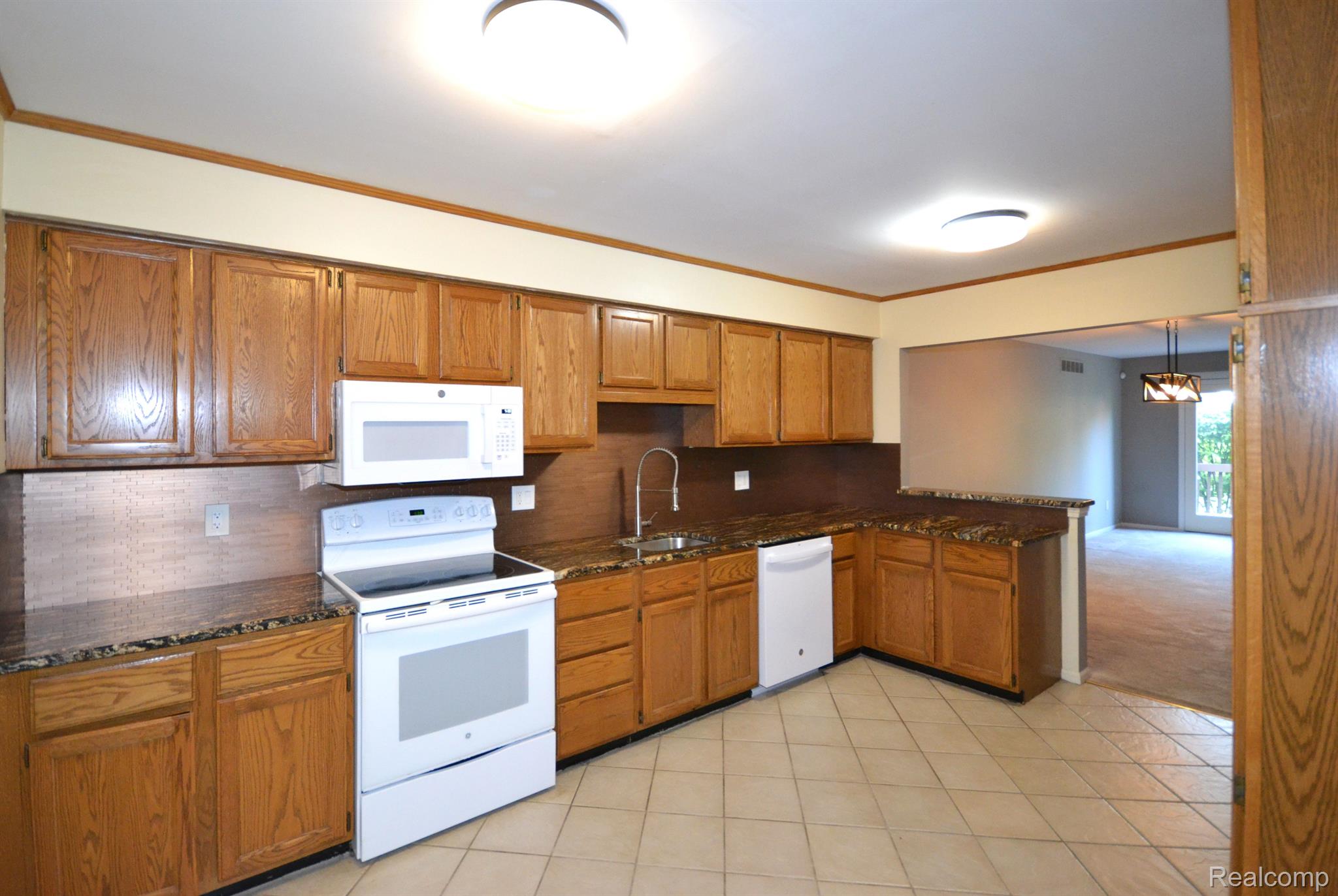 Dearborn City, Michigan 48124, United States, 2 Bedrooms Bedrooms, ,3 BathroomsBathrooms,Residential,Pending,182035