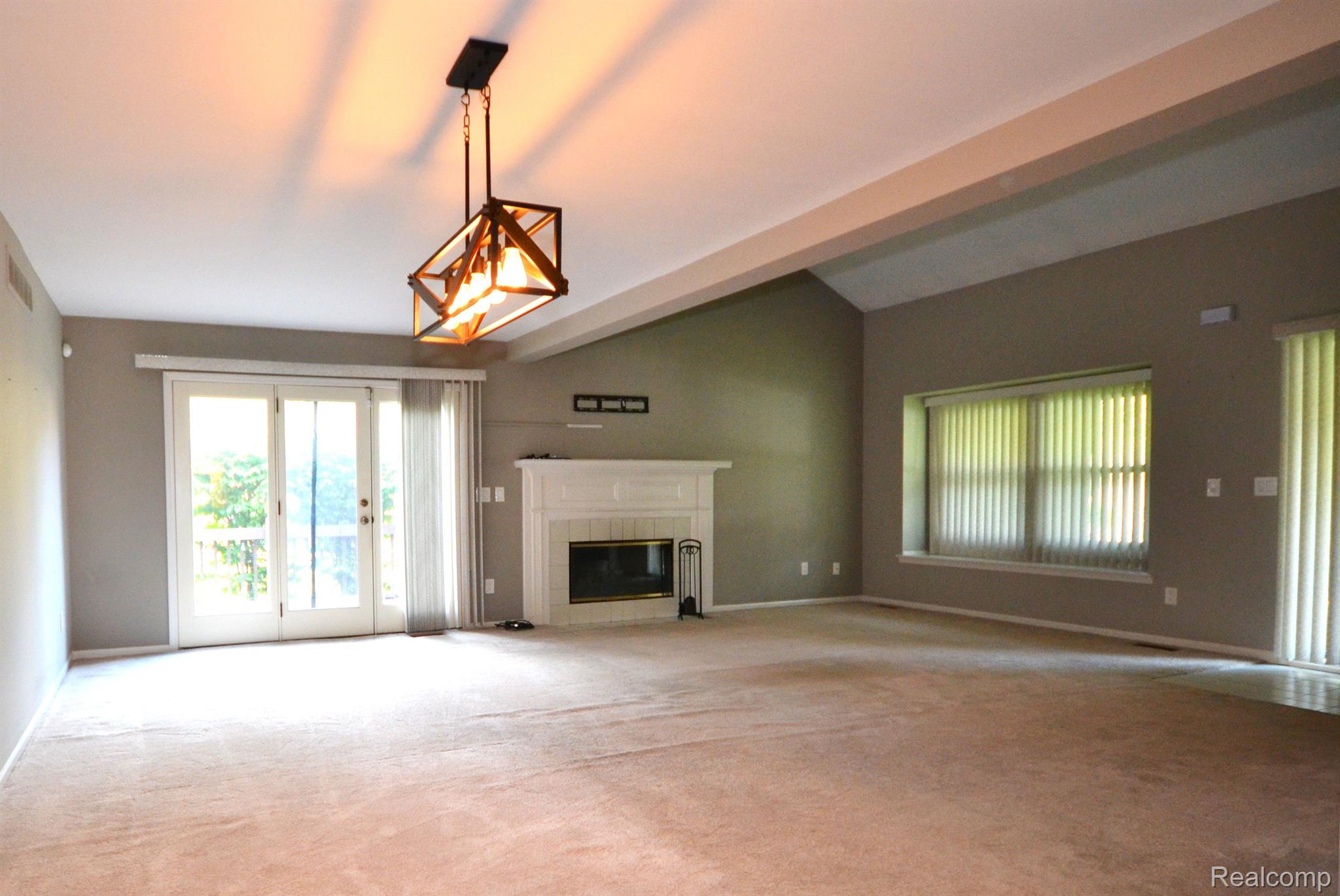 Dearborn City, Michigan 48124, United States, 2 Bedrooms Bedrooms, ,3 BathroomsBathrooms,Residential,Pending,182035