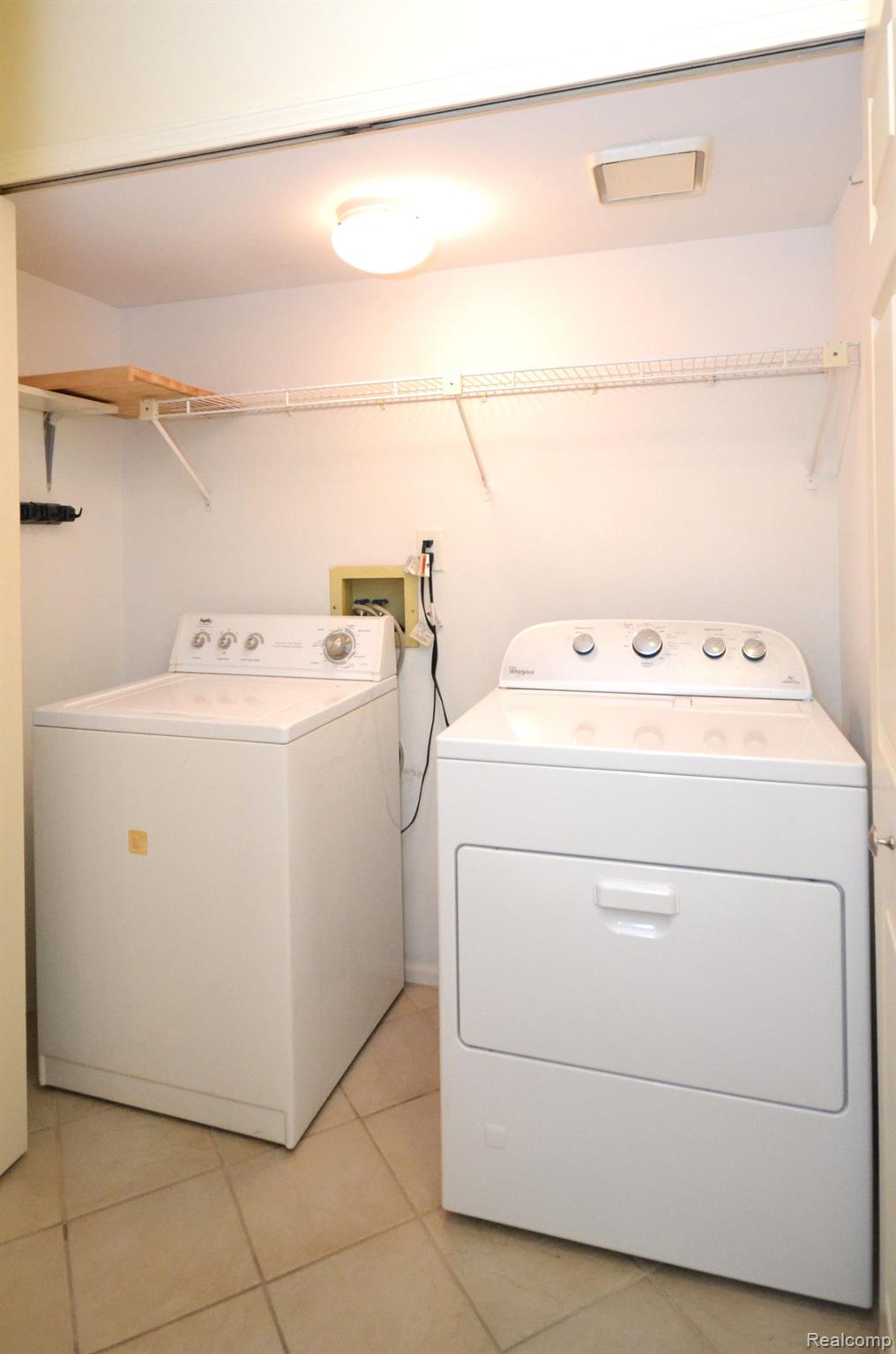 Dearborn City, Michigan 48124, United States, 2 Bedrooms Bedrooms, ,3 BathroomsBathrooms,Residential,Pending,182035