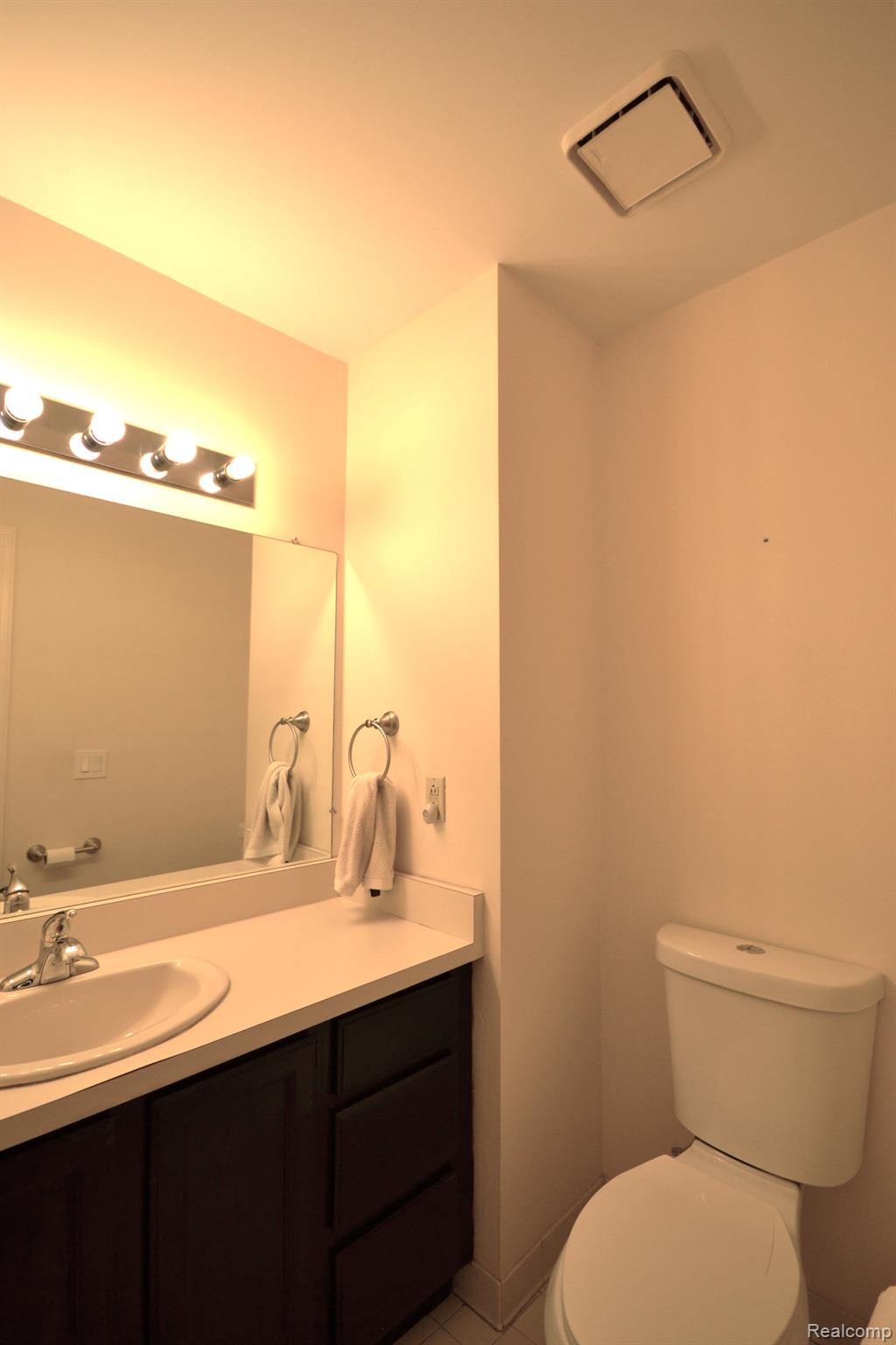 Dearborn City, Michigan 48124, United States, 2 Bedrooms Bedrooms, ,3 BathroomsBathrooms,Residential,Pending,182035