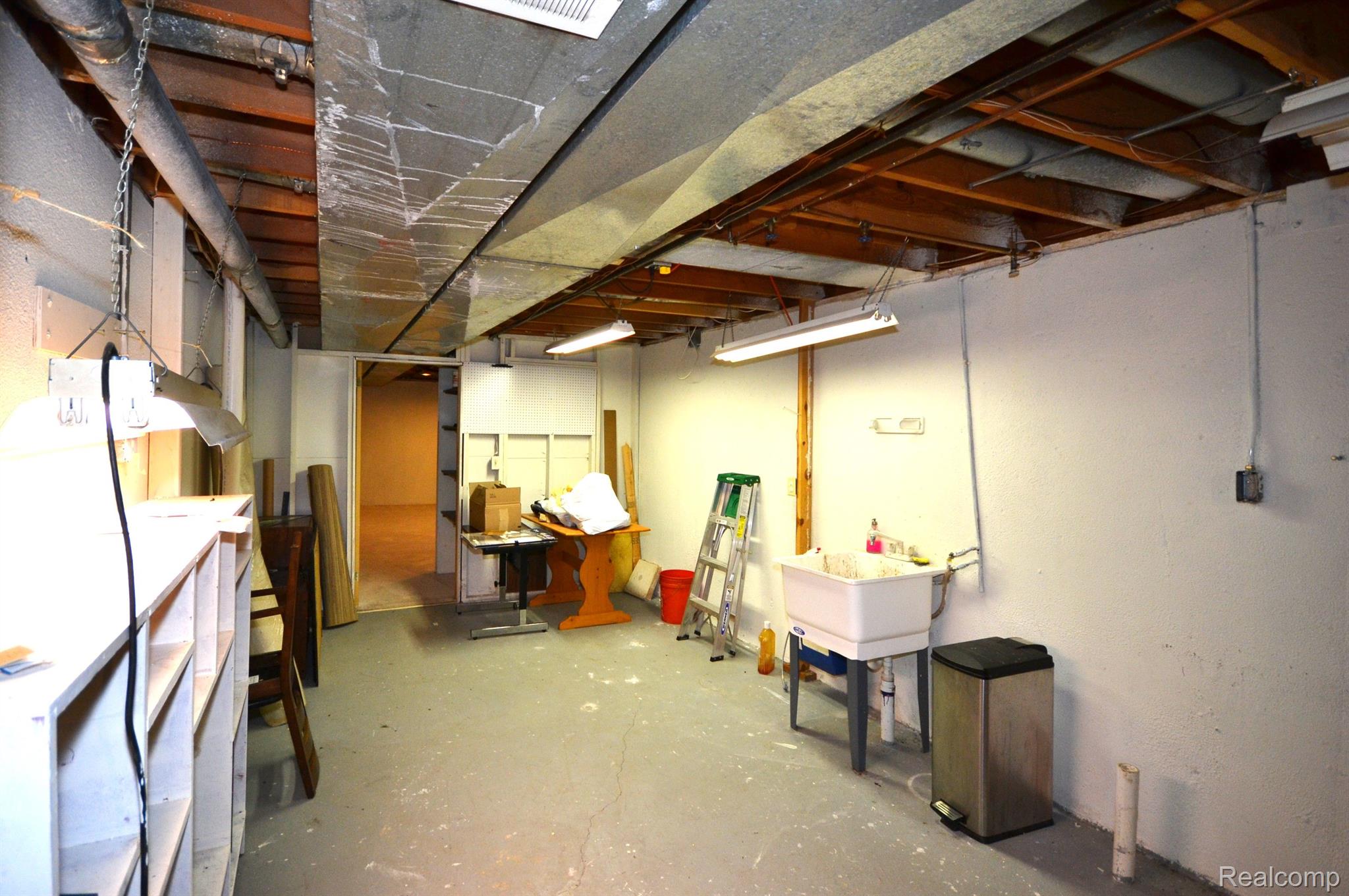 Dearborn City, Michigan 48124, United States, 2 Bedrooms Bedrooms, ,3 BathroomsBathrooms,Residential,Pending,182035