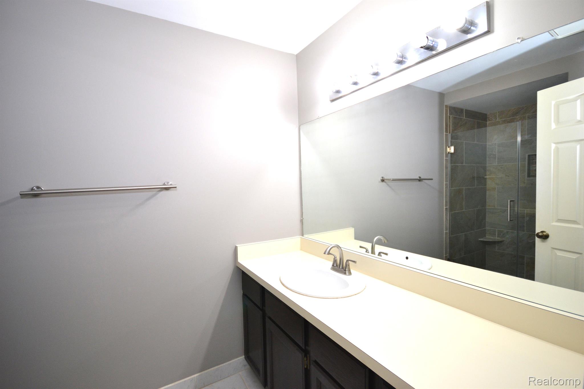 Dearborn City, Michigan 48124, United States, 2 Bedrooms Bedrooms, ,3 BathroomsBathrooms,Residential,Pending,182035