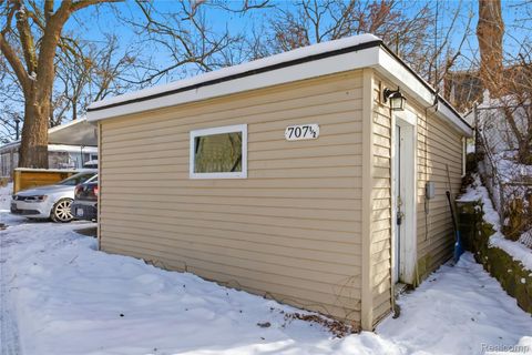 707 Buena Vista Lake Orion Village MI 48362