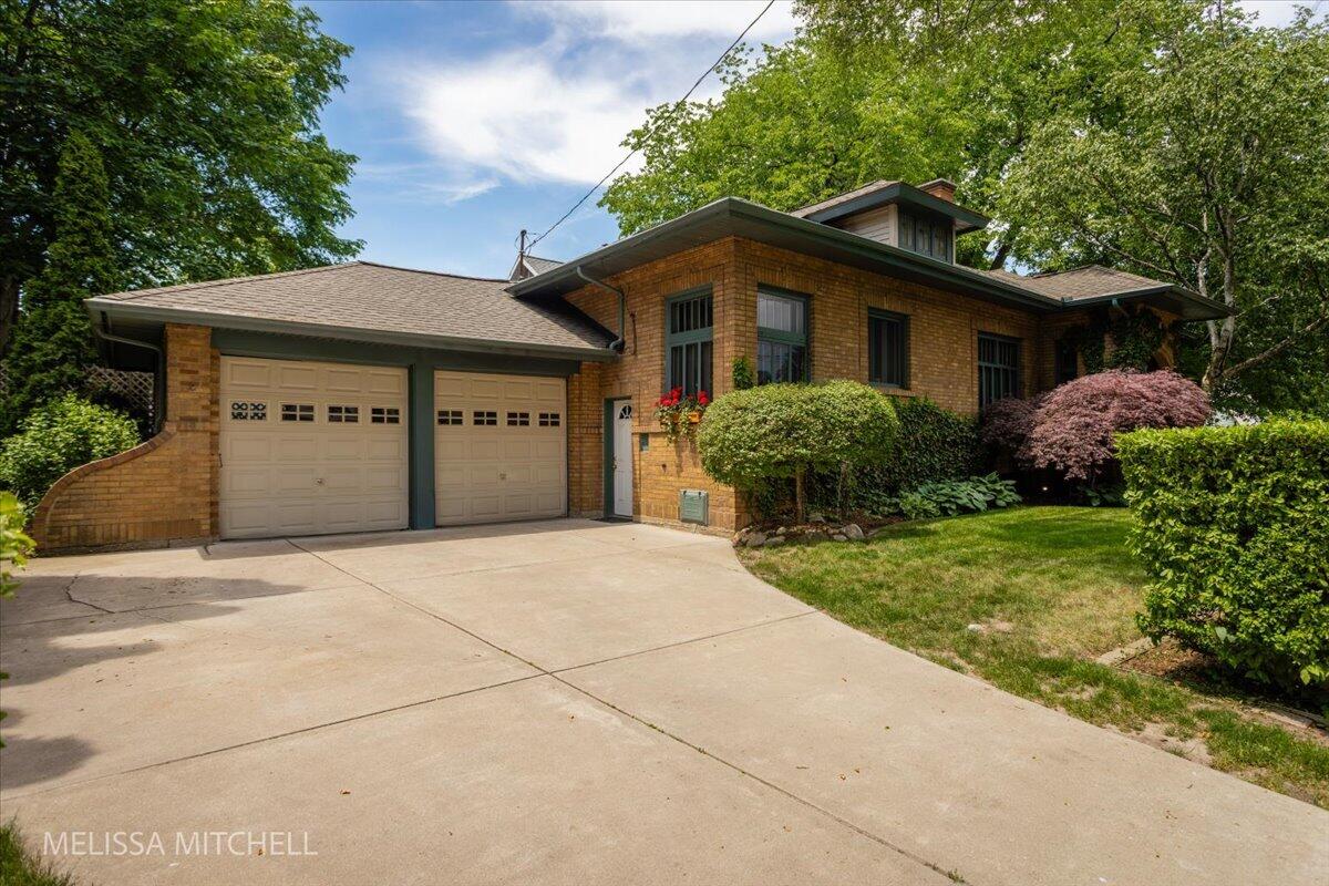 1009 Breton Road SE
