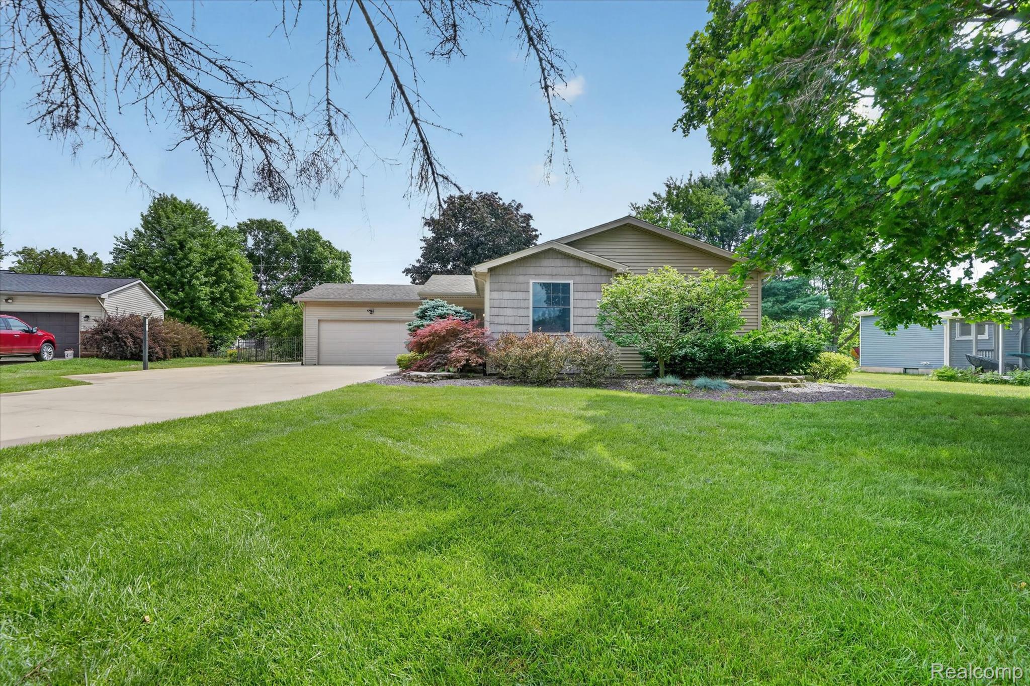 6409 Hollyhock Trail