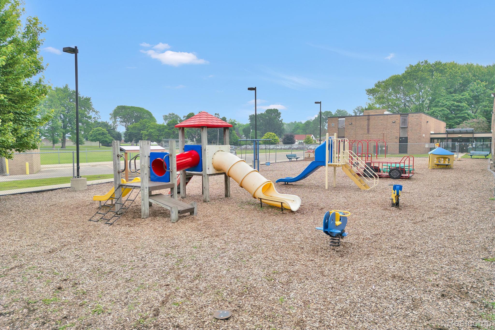 Clawson City, Michigan 48017, United States, 4 Bedrooms Bedrooms, ,2 BathroomsBathrooms,Residential,Pending,148945