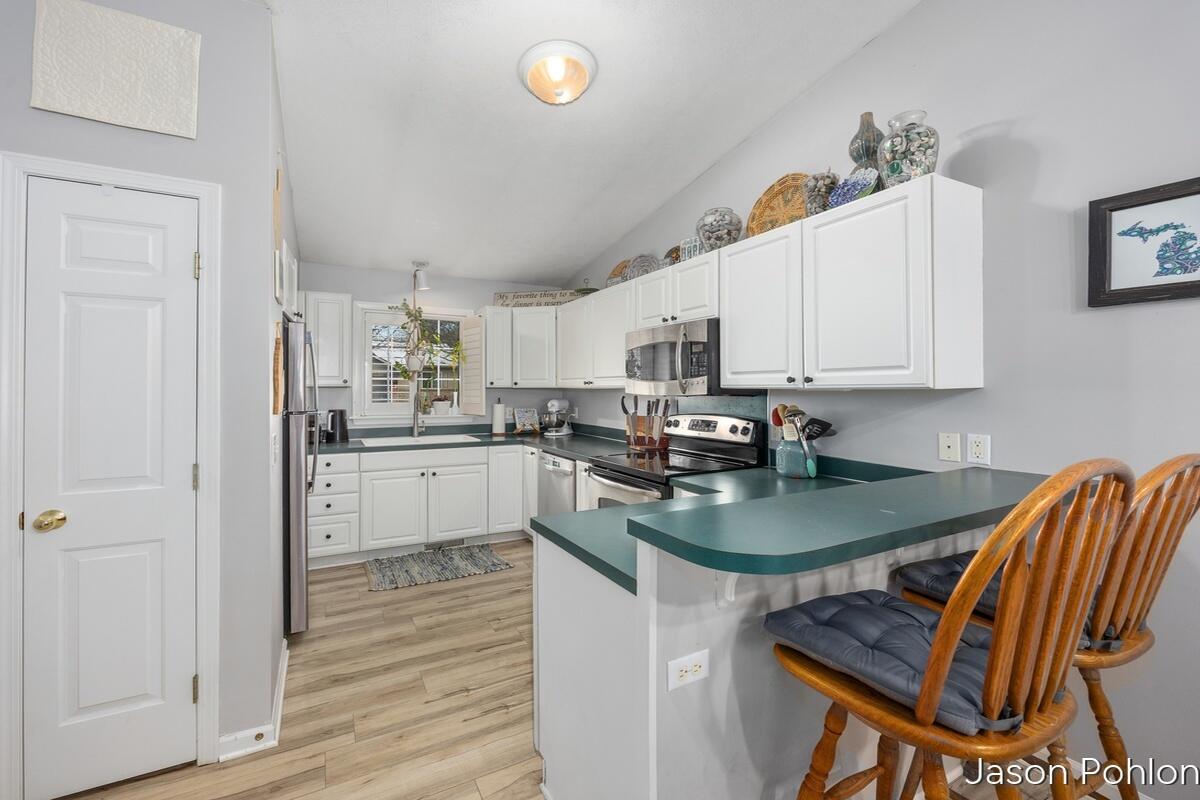 4916 Castle Hill Court NE