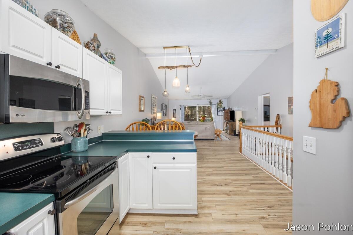 4916 Castle Hill Court NE