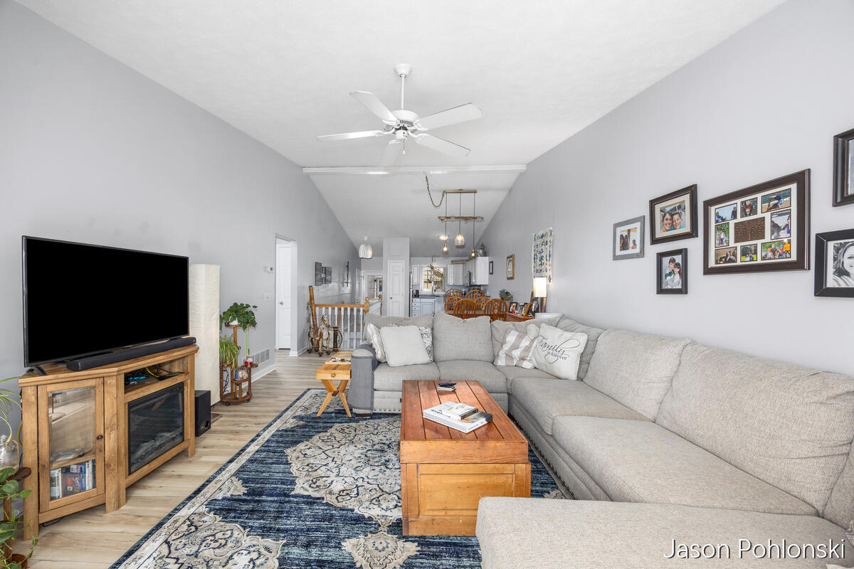 4916 Castle Hill Court NE