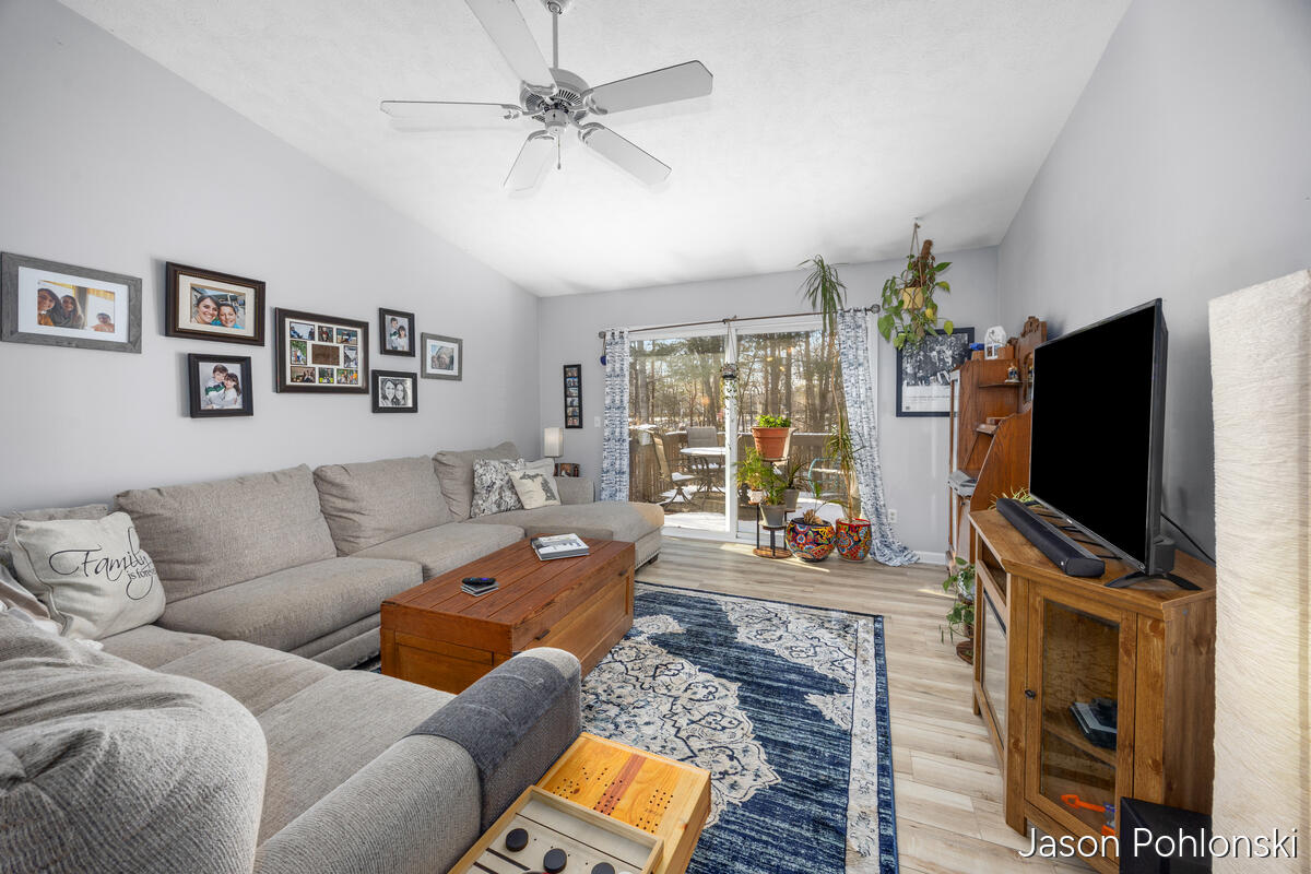 4916 Castle Hill Court NE