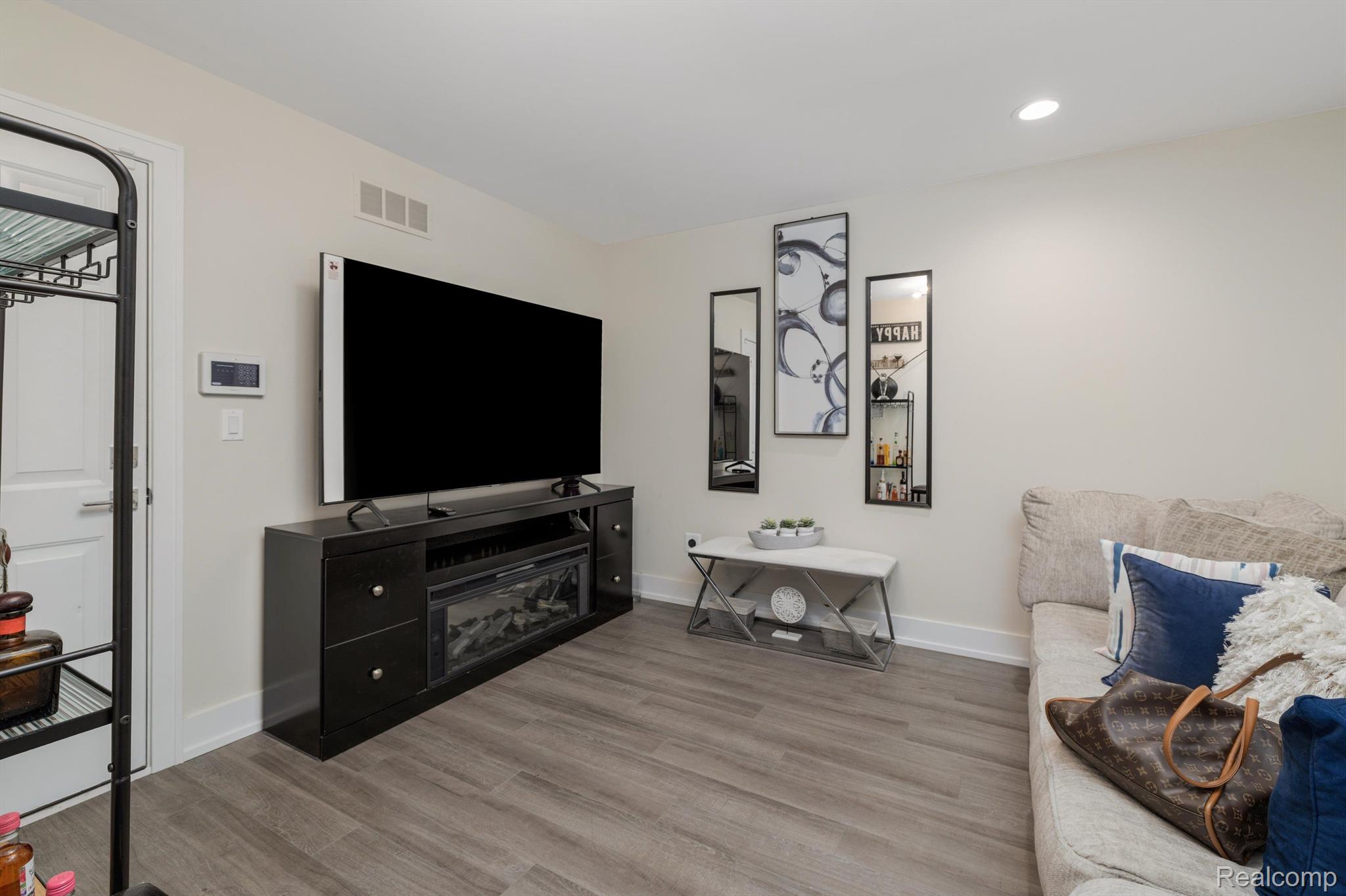 1049 Hampton Circle Circle 44