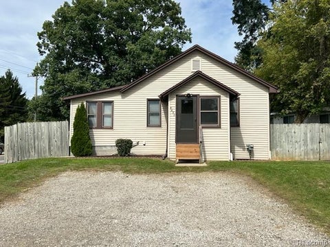 Photo of 5490 Sarvis Drive N, Waterford Charter Township, MI 48327 (MLS # 20261077872)