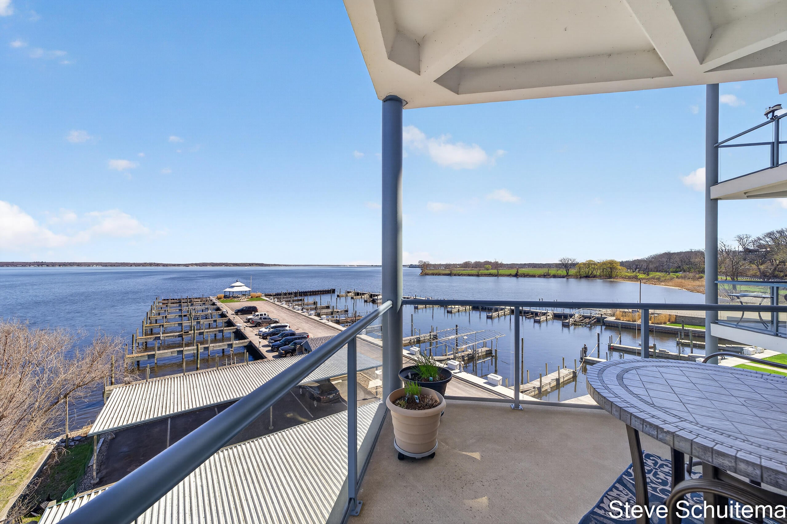 2964 Lakeshore Drive W 304