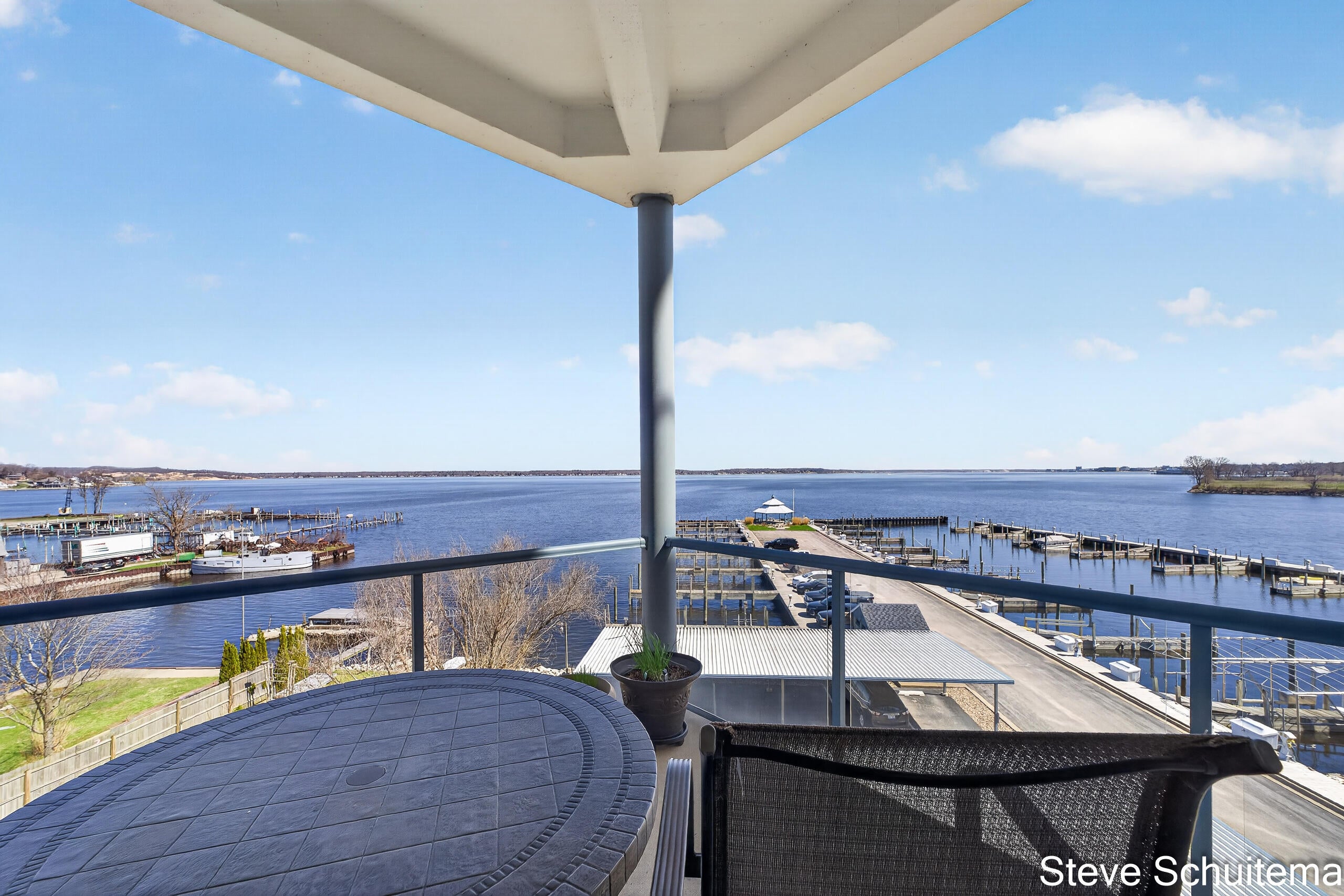 2964 Lakeshore Drive W 304