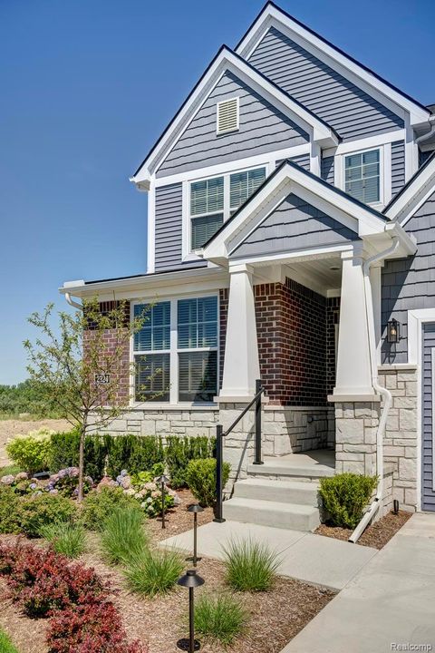 Photo of 2321 Provencal Drive, Commerce Charter Township, MI 48382 (MLS # 20261028879)