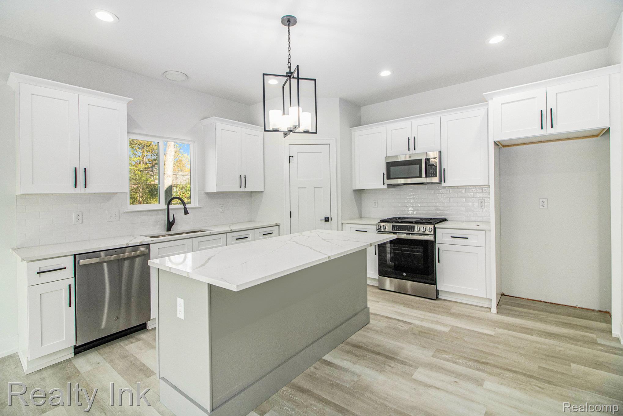 15833 Marilyn Avenue