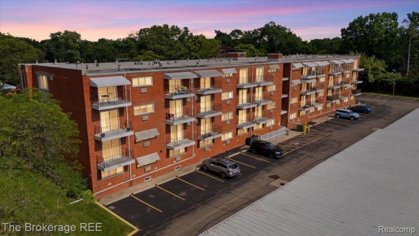 WOODS CT 310, WEST BLOOMFIELD, MI 48322 - Image d15053b3bf88da74aa377d8f79e4f59e/1652553443