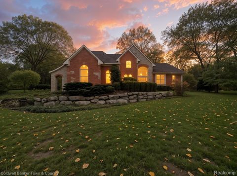 2358 Canterwood Highland Charter Township MI 48357