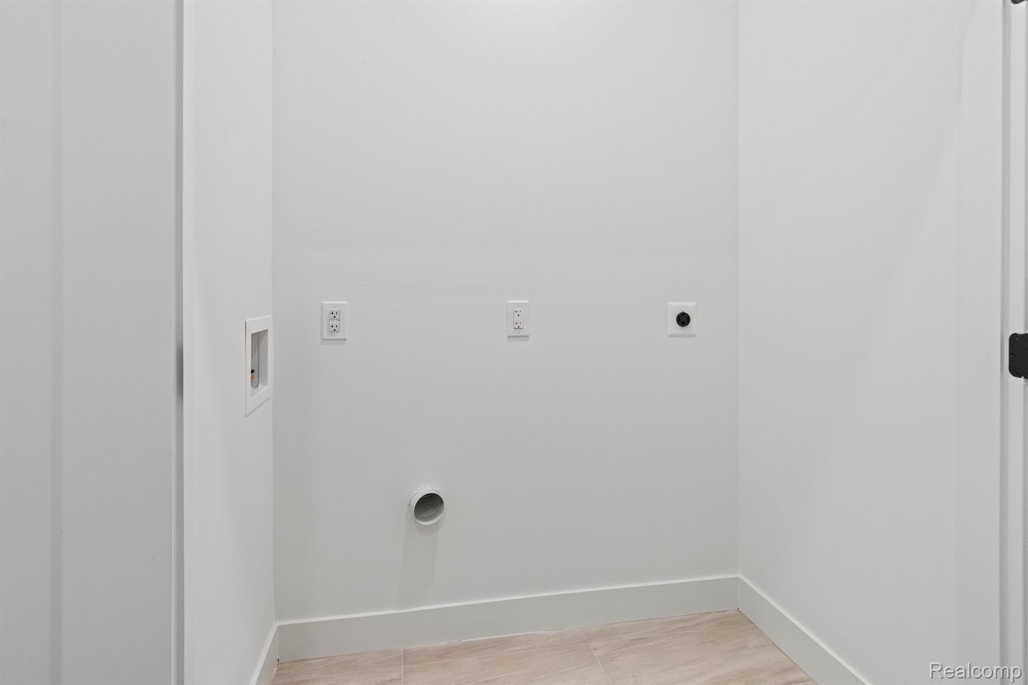 Detroit City, Michigan 48208, United States, 2 Bedrooms Bedrooms, ,3 BathroomsBathrooms,Residential,Active,160358