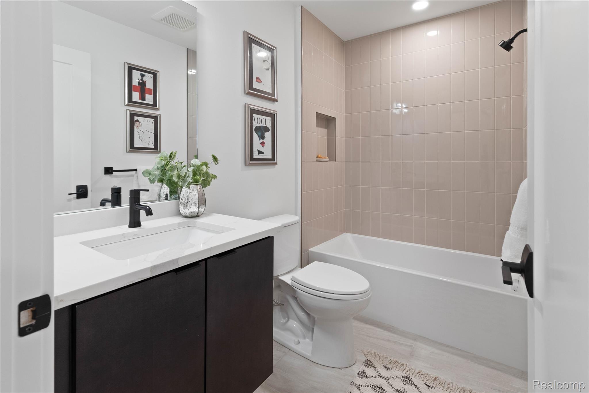 Detroit City, Michigan 48208, United States, 2 Bedrooms Bedrooms, ,3 BathroomsBathrooms,Residential,Active,160358