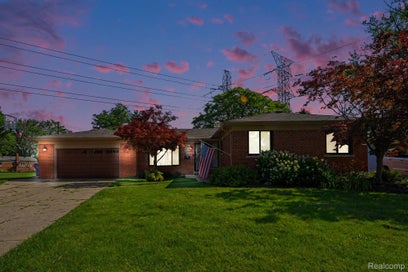 12485 Lutz Avenue Warren City MI 48093