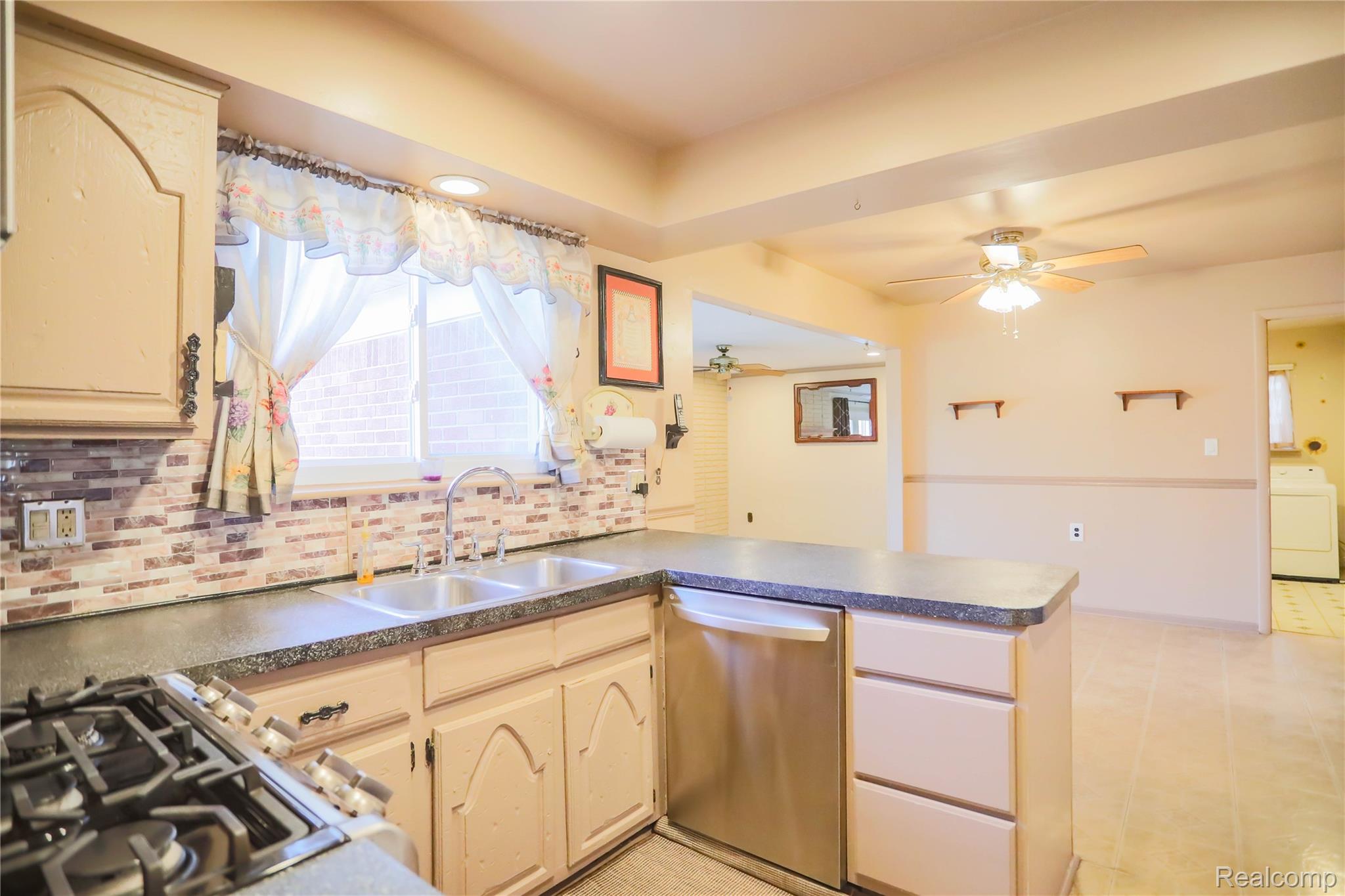 Warren, Michigan 48093, United States, 4 Bedrooms Bedrooms, ,2 BathroomsBathrooms,Residential,Active,243781