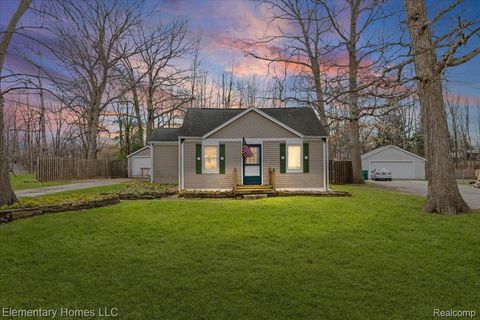 Photo of 2158 Oaknoll Street, Auburn Hills City, MI 48326 (MLS # 20261023976)