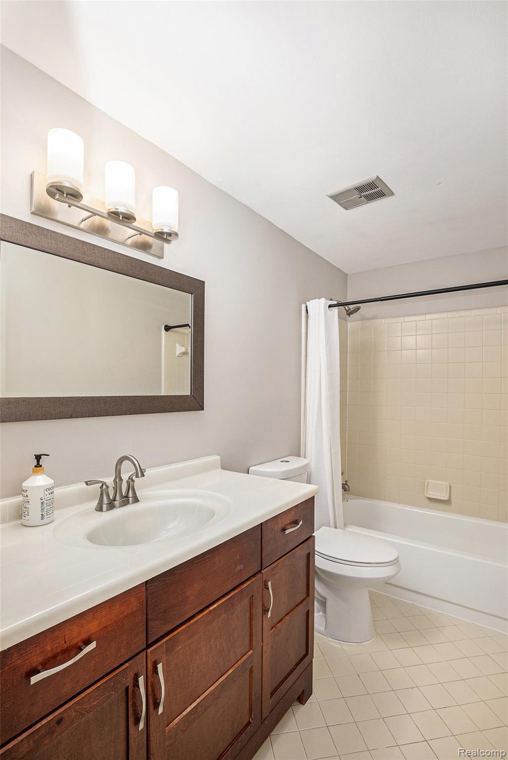 Auburn Hills City, Michigan 48326, United States, 2 Bedrooms Bedrooms, ,2 BathroomsBathrooms,Residential,Active,174687